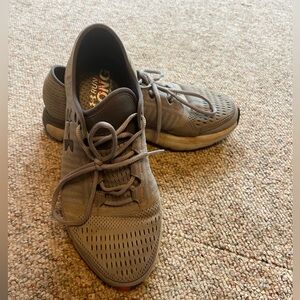Size 10.5 Men’s Under Armor running shoes. In great condition with little wear